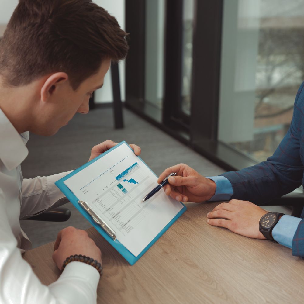 Chef d'entreprise travaillant sur l'organisation et la digitalisation de sa PME en Valais